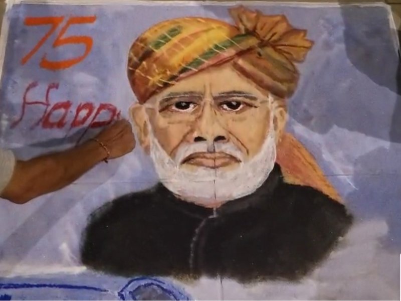 गुजरात: राजकोट में पीएम मोदी के 75वें जन्मदिन पर 75 रंगोलियों से सजा शहर, केंद्र की योजनाओं पर फोकस