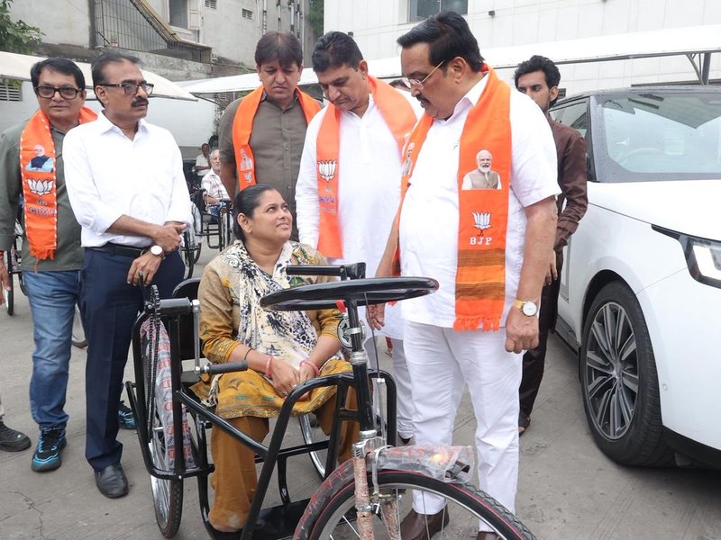 सूरत में पीएम मोदी के 75वें जन्मदिन पर दिव्यांगों को वितरित की गईं 75 व्हीलचेयर