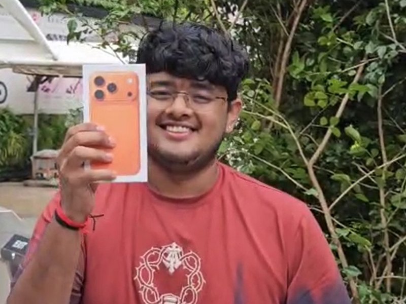 मुंबई: बीकेसी में एप्पल स्टोर के बाहर लंबी कतार, आईफोन लेने के लिए लगी लोगों में होड़