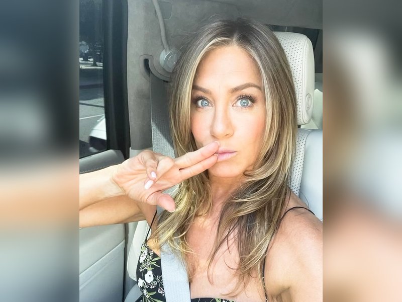 Jennifer Aniston reveals whom she calls in times of distress