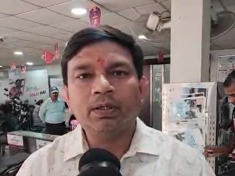 बिहार : भागलपुर में जीएसटी कटौती के बाद टू-व्हीलर शोरूम में उमड़ी ग्राहकों की भीड़