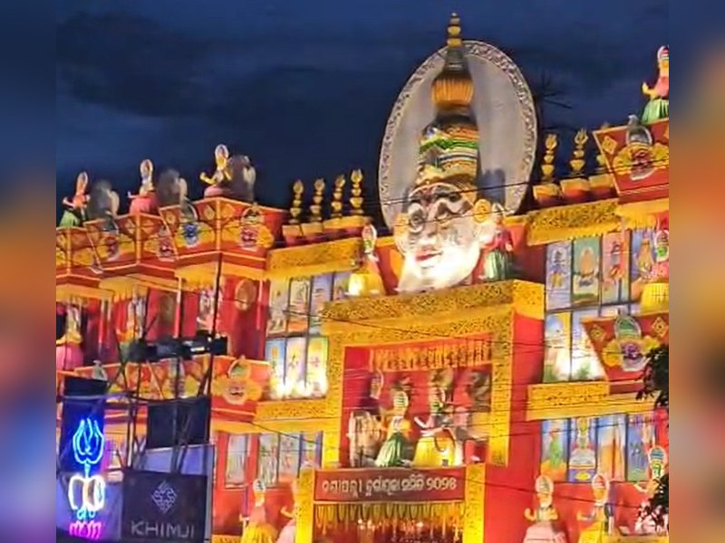 देशभर में दुर्गा पूजा का उत्साह, अलग-अलग थीम पर सज रहे पंडाल