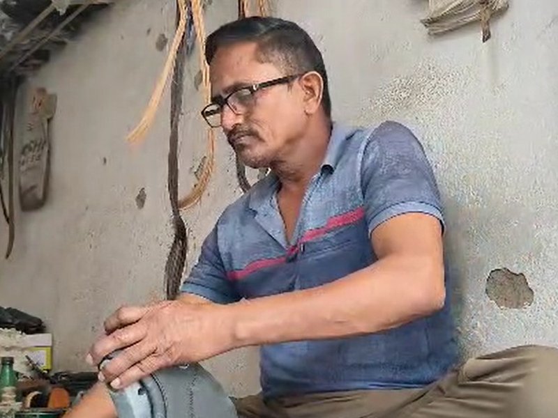 झारखंड: प्रधानमंत्री मुद्रा योजना ने बदली हजारीबाग के मोची अजीत कुमार दास की जिंदगी