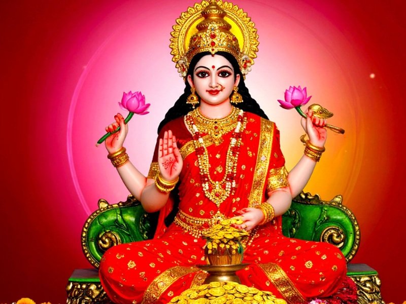 महालक्ष्मी के प्रसिद्ध मंदिर, जहां आशीर्वाद पाने पर बारिश की तरह बरसता है पैसा