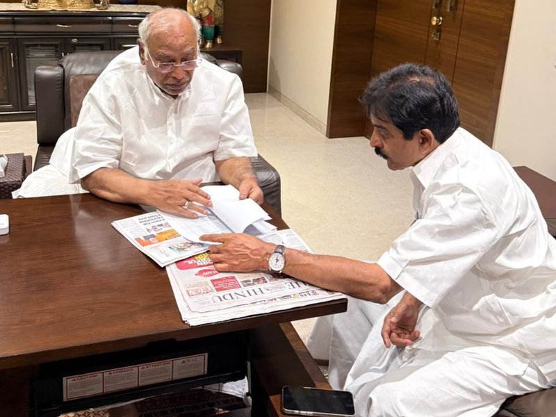 Venugopal calls on Kharge, wishes him speedy recovery