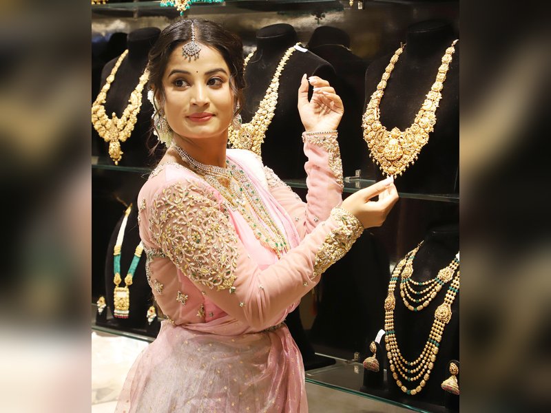 एमसीएक्स पर शुरुआती कारोबार में सोने और चांदी की कीमतों में गिरावट, रिकॉर्ड ऊंचाई पर मुनाफावसूली 