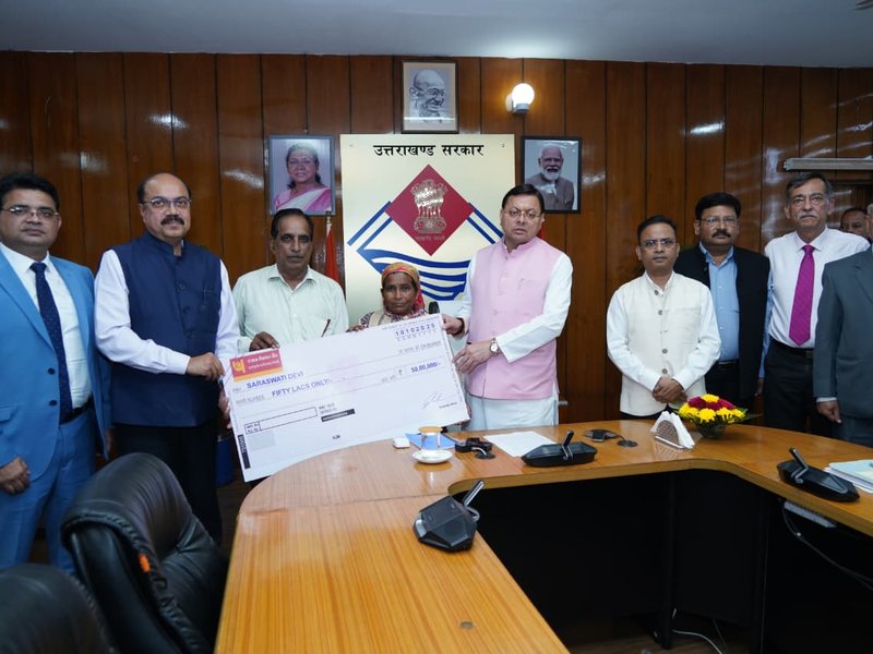 दुर्घटना में जान गंवाने वाले उपनल कर्मचारियों के परिजनों को मिला 50-50 लाख का मुआवजा, सीएम धामी ने सौंपे चेक