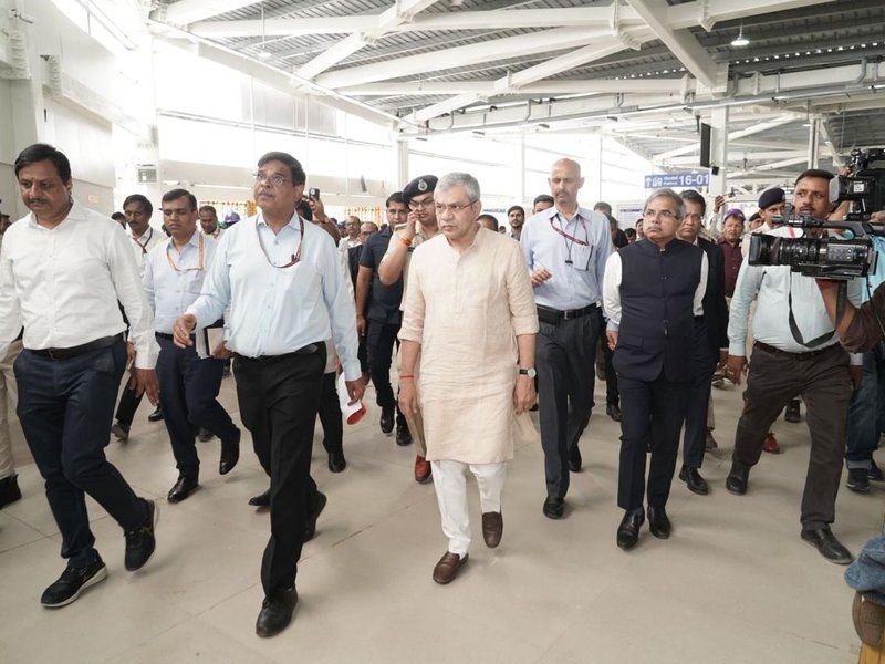 नई दिल्ली रेलवे स्टेशन पर यात्री सुविधा केंद्र त्योहारी सीजन की भीड़ को संभालने में होगा मददगार : अश्विनी वैष्णव 