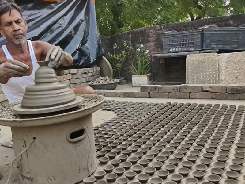 पीएम मोदी के स्वदेशी आह्वान से कुम्हारों की दिवाली चमकीली, दीयों की मांग में बढ़ोतरी