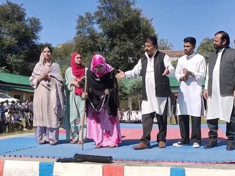 जम्मू-कश्मीर: मेंढर में अधिकारियों ने स्थानीय लोगों को बताए पीएम सूर्य घर मुफ्त बिजली योजना के फायदे