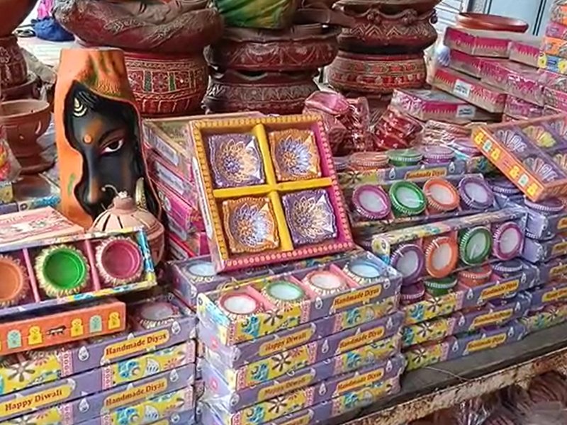 दीपावली पर स्वदेशी उत्पादों की बढ़ी मांग, कुम्‍हार समुदाय के मिट्टी के दीयों को मिली नई उड़ान