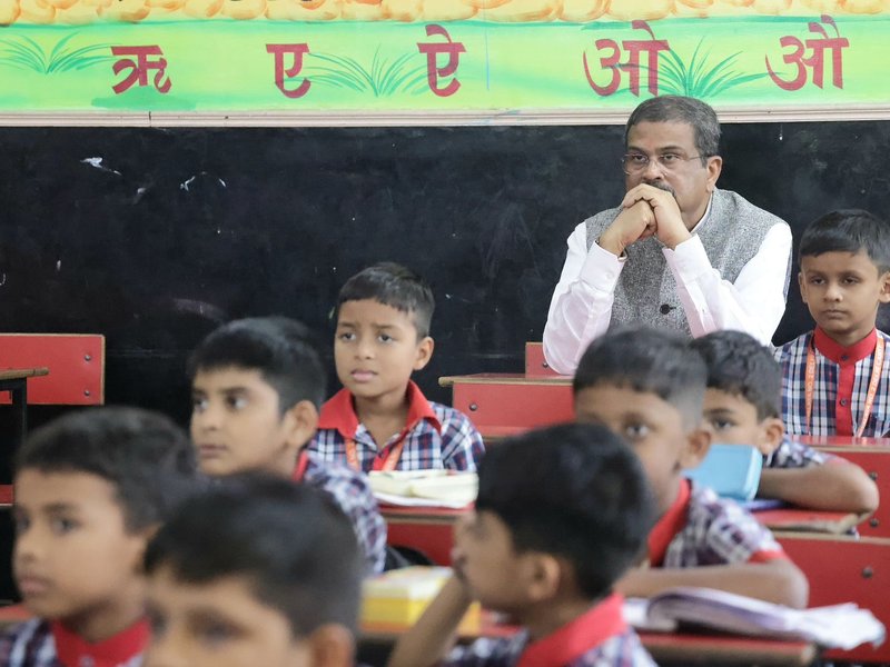 छात्रों संग बेंच पर बैठे शिक्षा मंत्री धर्मेंद्र प्रधान, शुरू हुआ विकसित भारत बिल्डाथॉन