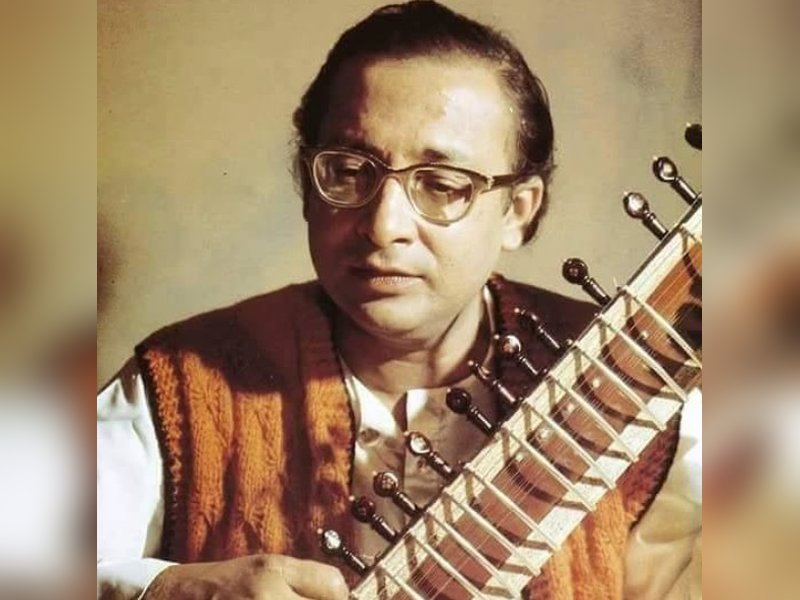 जब गुरु की फटकार ने रचा इतिहास, निखिल बनर्जी सितार वादक से बन गए 'सितार सम्राट' 