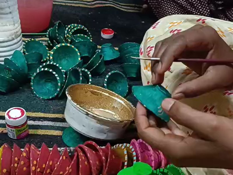 दीपावली पर स्वदेशी दीयों से जगमगाएगा जौनपुर, मुस्लिम महिलाएं दे रही हैं ‘वोकल फॉर लोकल’ को नई रोशनी