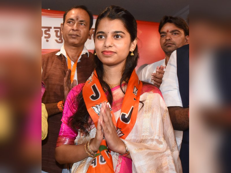बिहार विधानसभा चुनाव: भाजपा ने लोकगायिका मैथिली ठाकुर को अलीनगर से टिकट दिया