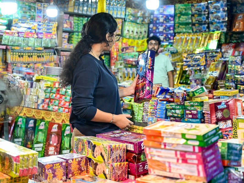 दीपावली पर पटाखों की हुई बंपर बिक्री, सजावटी सामान और लाइटों की भी मांग बढ़ी