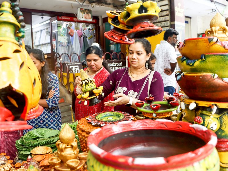 दीपावली पर कंज्यूमर इलेक्ट्रॉनिक्स, ऑटो और हैंडीक्राफ्ट जैसे उत्पादों की बिक्री बढ़ना अर्थव्यवस्था के लिए अच्छा संकेत : अर्थशास्त्री 