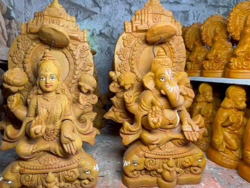 बनारस की गंगा की मिट्टी से बनी मूर्तियों की देशभर में धूम, तीली वाली मूर्तियां सबसे खास
