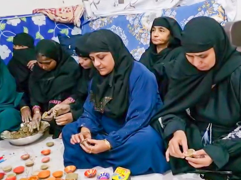 गंगा-जमुनी तहजीब: वाराणसी में मुस्लिम महिलाओं ने देव दीपावली के लिए गाय के गोबर से दीपक बनाए