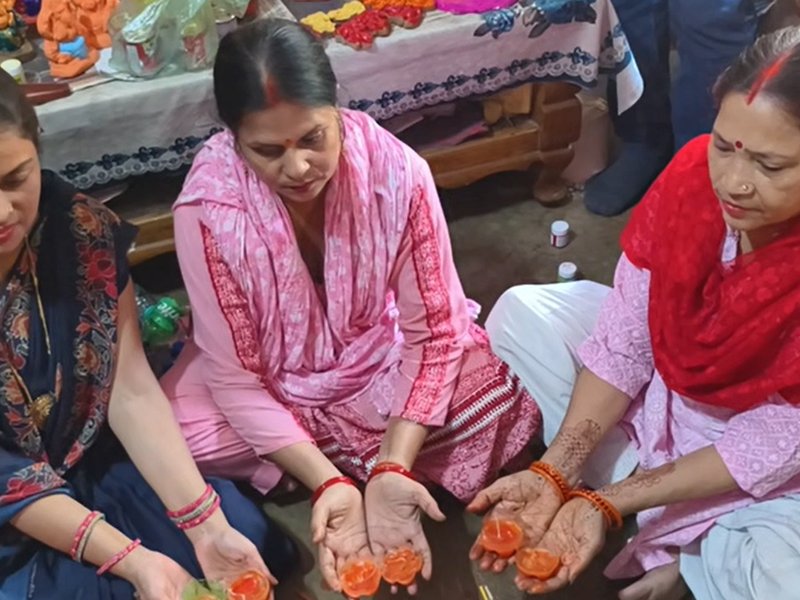 पारंपरिक मिट्टी के दीयों की मांग में भारी उछाल, चीन के उत्पाद पीछे