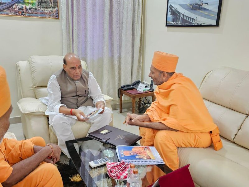  रक्षा मंत्री राजनाथ सिंह ने नासिक में बीएपीएस संतों से की भेंट, दीवाली की शुभकामनाएं दीं
