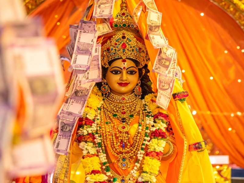 दिवाली स्पेशल: महालक्ष्मी के इस मंदिर में प्रसाद के रूप में भक्तों को मिलते हैं पैसे, धन के खजाने भरती है मां