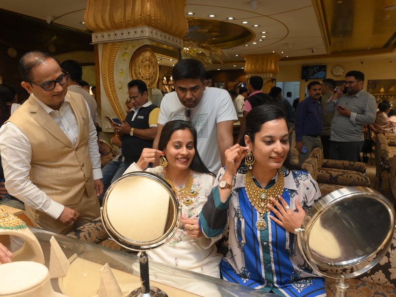 फेस्टिव सीजन में अर्थव्यवस्था ने पकड़ी रफ्तार, कारों से लेकर गोल्ड कॉइन की हुई रिकॉर्ड बिक्री