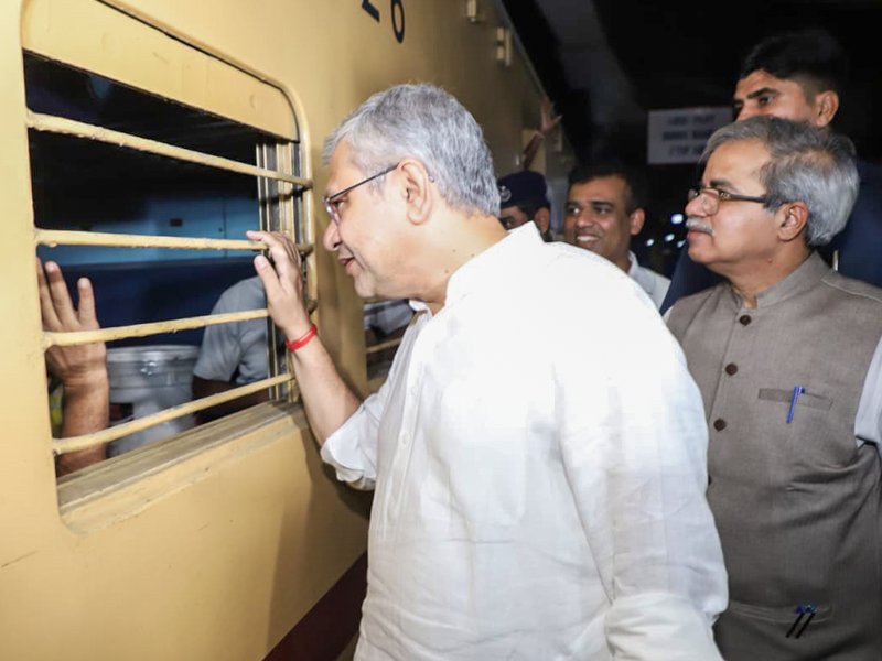रेलवे ने स्टेशनों पर यात्रियों की भीड़ से निपटने के लिए किए विशेष इंतजाम, तीन स्तरीय वार रूम बनाया : अश्विनी वैष्णव 