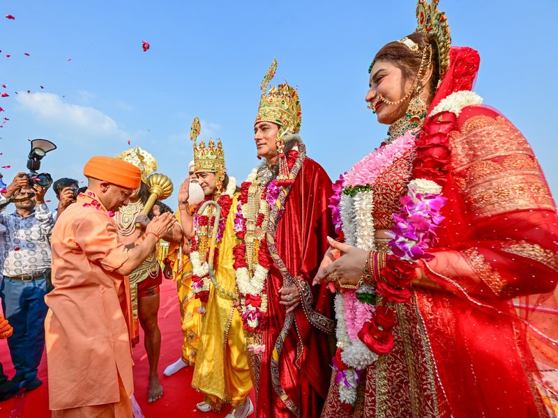 CM Yogi présente ses salutations de Diwali et rejoint la communauté Nishad d’Ayodhya pour les célébrations