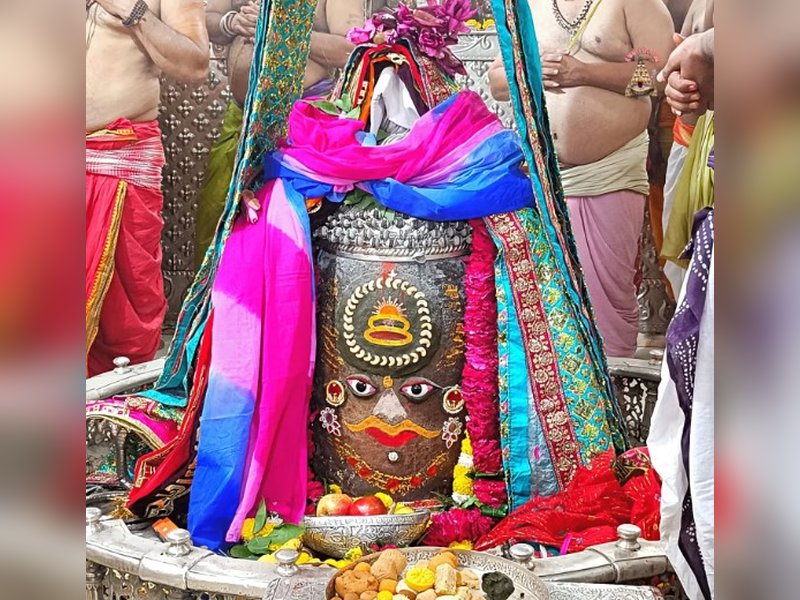 उज्जैन : दीपावली पर महाकालेश्वर मंदिर में विशेष भस्म आरती, श्रद्धालुओं ने बाबा महाकाल के दर्शन किए