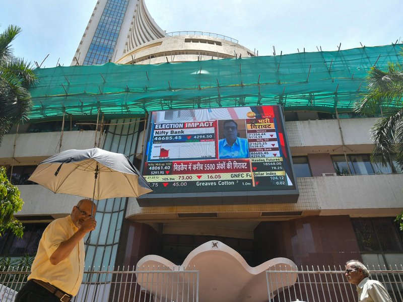 शीर्ष 10 में से सात कंपनियों का मार्केट कैप 2.16 लाख करोड़ रुपए बढ़ा