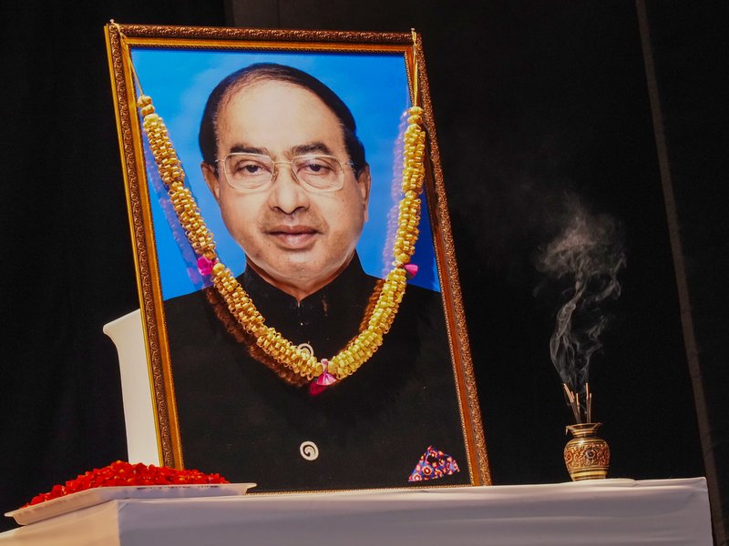 प्रमोद सावंत और देवेंद्र फडणवीस ने गोवा के पूर्व मुख्यमंत्री रवि नाइक को श्रद्धांजलि दी