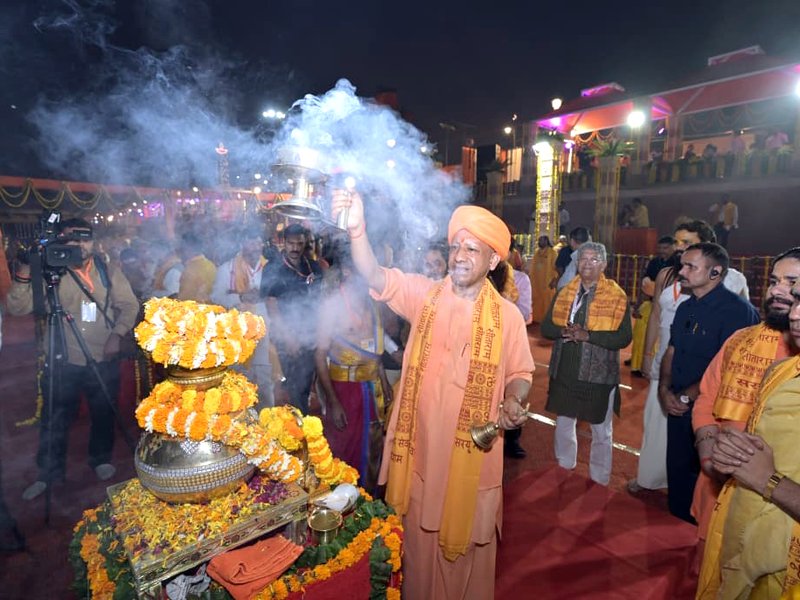 'आस्था का मजाक उड़ाने वाले अब परेशान', सीएम योगी ने अखिलेश यादव पर साधा निशाना
