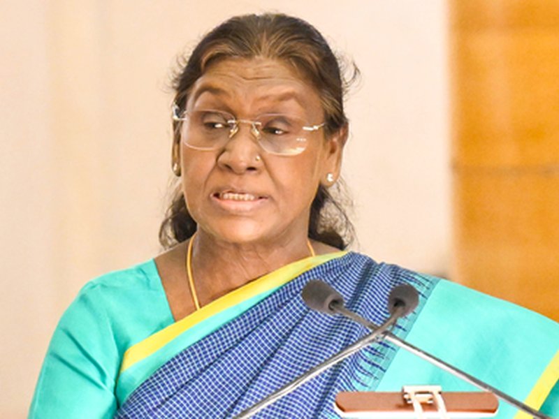 राष्ट्रपति द्रौपदी मुर्मू और उपराष्ट्रपति सीपी राधाकृष्णन ने देशवासियों को दीपावली की शुभकामनाएं दीं