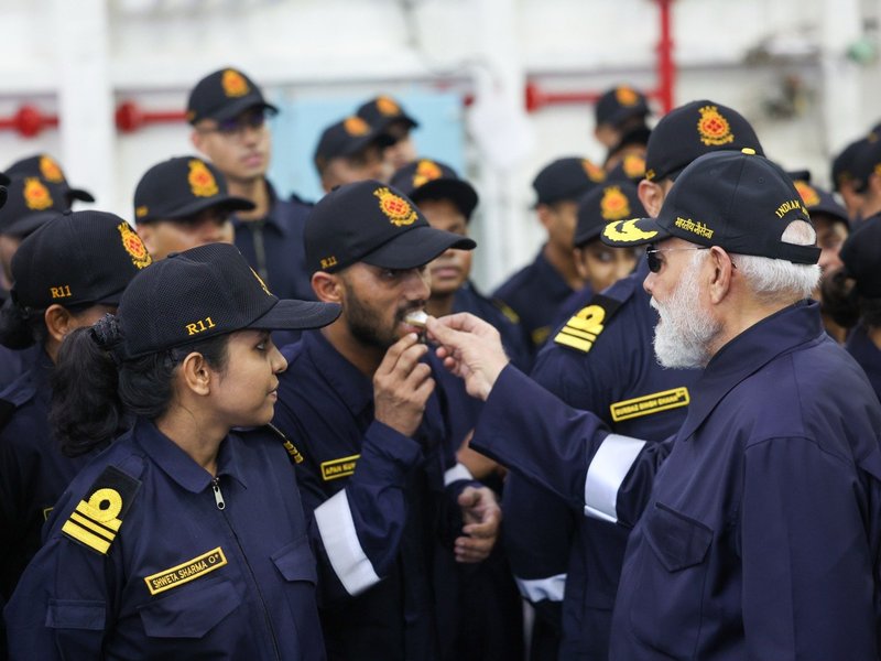 आईएनएस विक्रांत पर पीएम मोदी ने जवानों को किया सैल्यूट, सैनिकों संग त्योहार मनाने की पुरानी परंपरा
