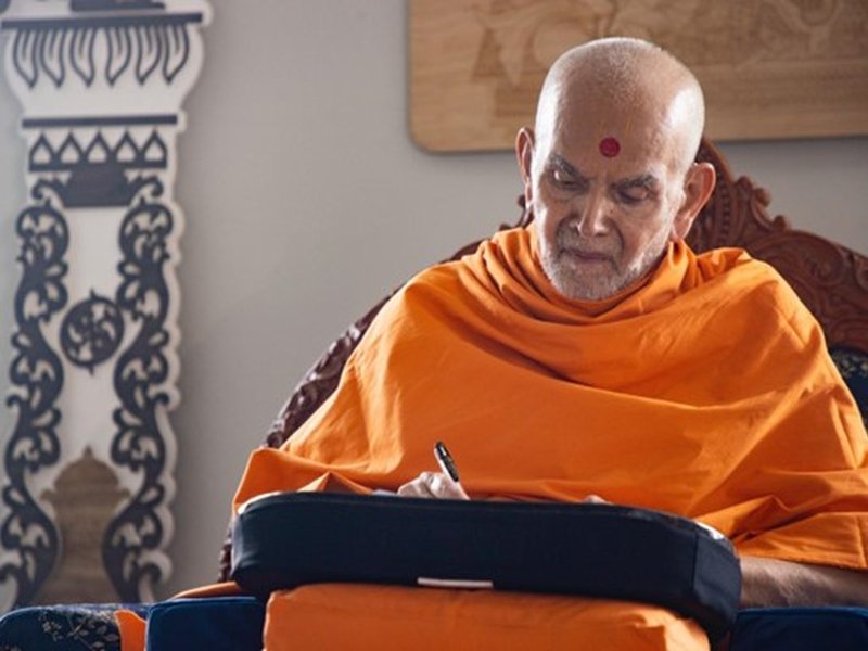 महंत स्वामी महाराज का दिव्य दीपावली संदेश-'सच्चा प्रकाश आत्मा का जागरण है'