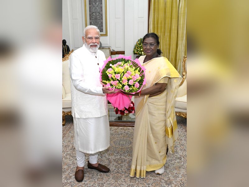 प्रधानमंत्री मोदी ने राष्ट्रपति द्रौपदी मुर्मू और उपराष्ट्रपति सीपी राधाकृष्णन से मुलाकात की, दीपावली की शुभकामनाएं दीं