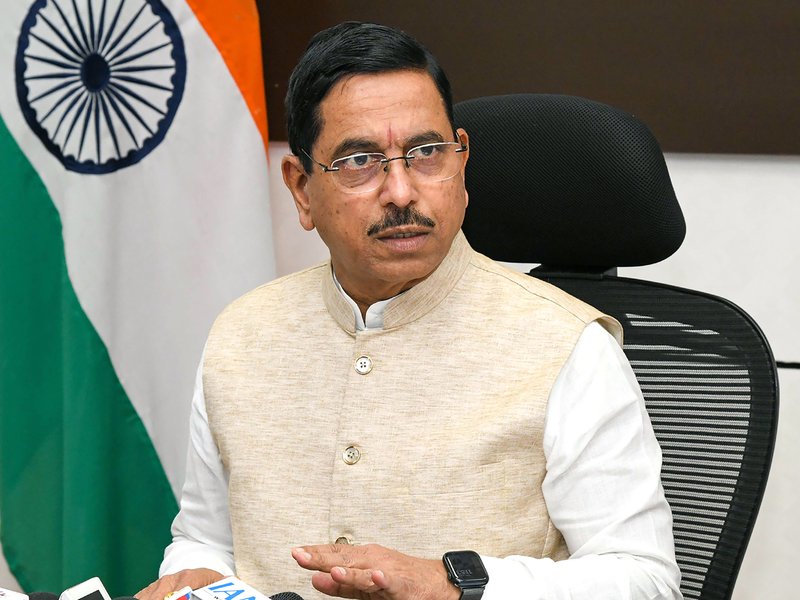 पीएम मोदी के नेतृत्व में किसान तेजी से इनोवेशन और क्लीन एनर्जी को अपना रहे : प्रल्हाद जोशी