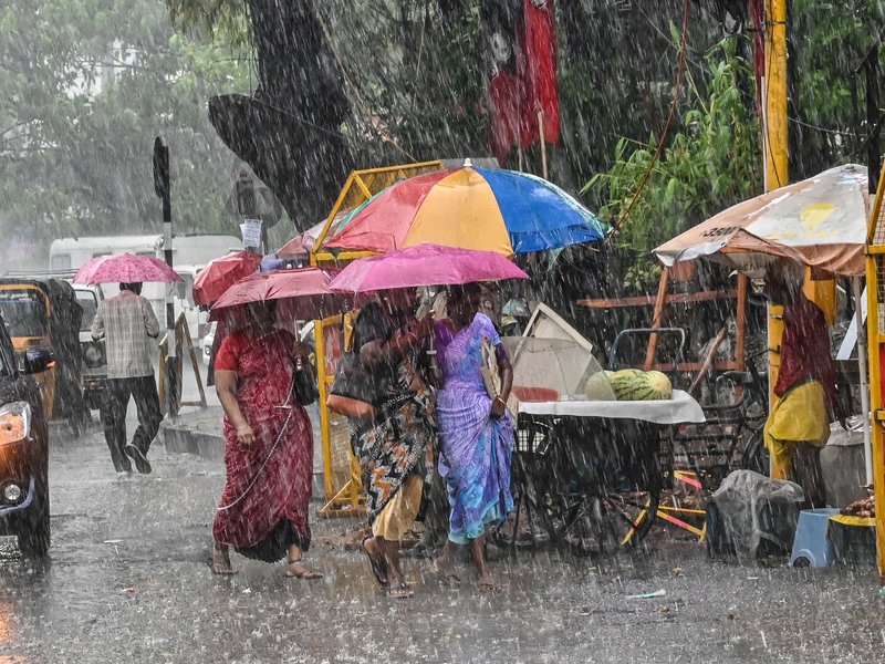 बे ऑफ बंगाल और अरब सागर में निम्न दबाव क्षेत्र सक्रिय, मौसम विभाग की चेतावनी 