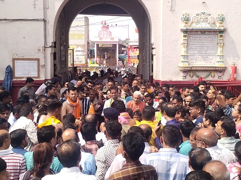 डाकोर के रणछोड़जी मंदिर की अनोखी परंपरा, पट खुलते ही प्रसाद लूट ले गए ग्रामीण