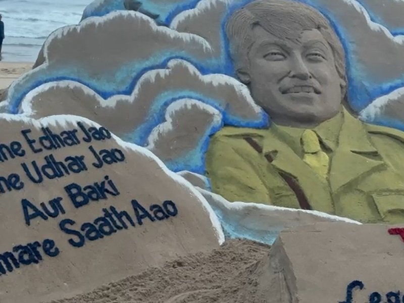 ओडिशा : पुरी में रेत कला के जरिए हास्य सम्राट असरानी को सुदर्शन पटनायक की श्रद्धांजलि