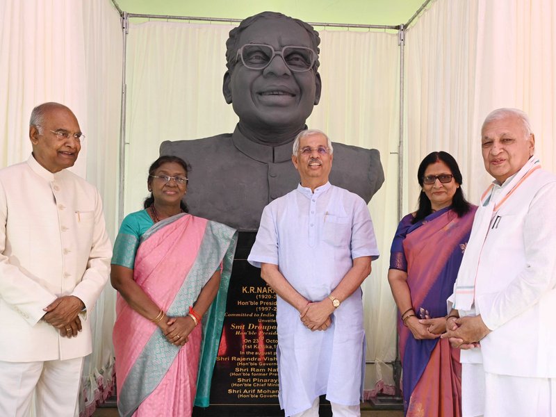 राष्ट्रपति द्रौपदी मुर्मू ने केरल राजभवन में पूर्व राष्ट्रपति केआर नारायणन की प्रतिमा का अनावरण किया