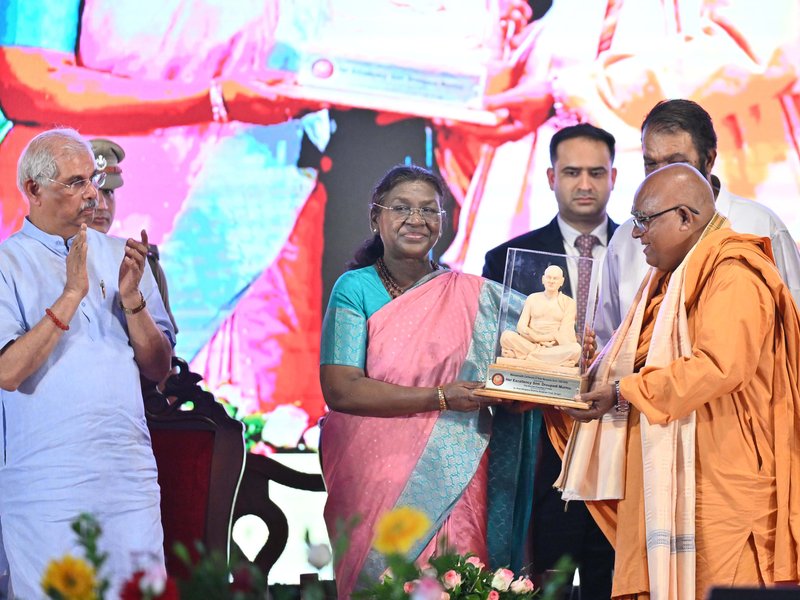 राष्ट्रपति द्रौपदी मुर्मू ने श्री नारायण गुरु की महासमाधि शताब्दी समारोह का उद्घाटन किया