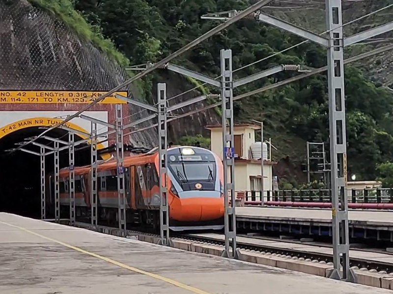 जम्मू कश्मीर: रियासी में वंदे भारत एक्सप्रेस का नया स्टॉपेज, स्थानीय लोगों में खुशी
