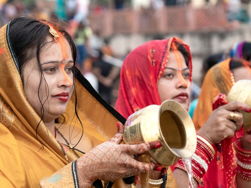 सूर्योपासना में डूबा बिहार, अस्ताचलगामी सूर्य को अर्घ्य देने के लिए तैयार छठ घाट 