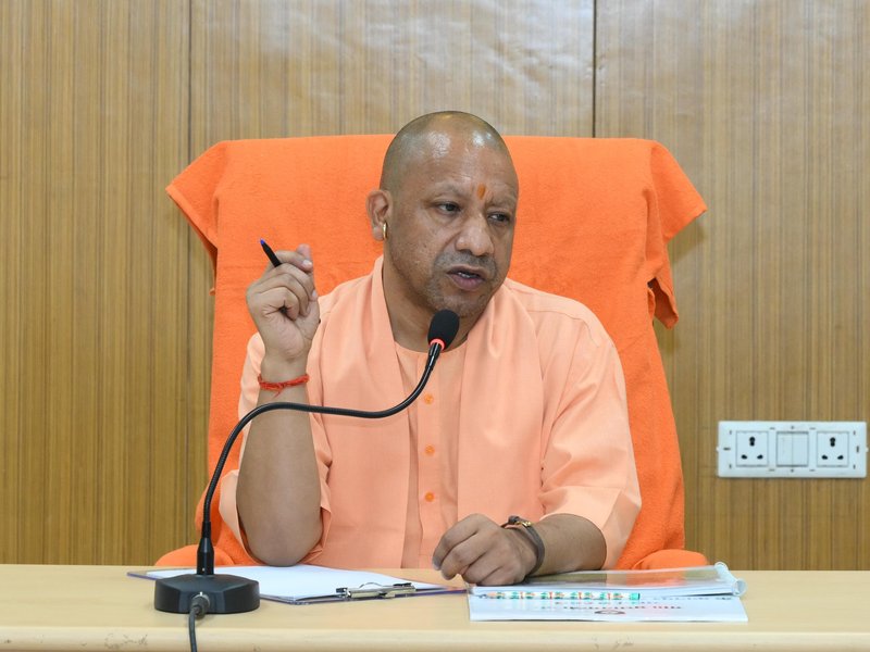 सीएमएस का विवादित बयान पड़ा भारी, सरकार पर टिप्पणी के बाद निलंबित