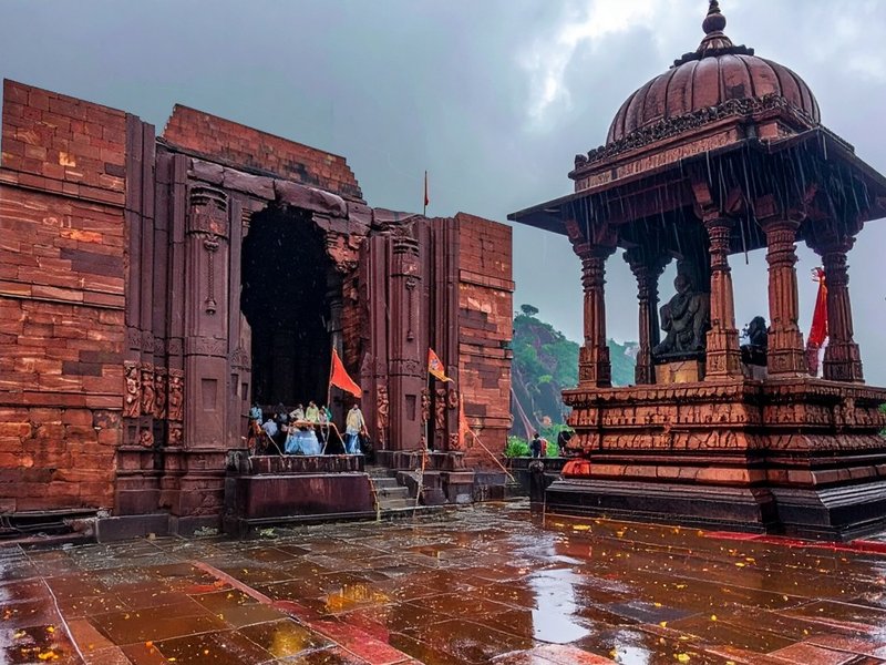 भोजपुर का रहस्यमयी शिव मंदिर, जहां जलहरी पर चढ़कर होता है शिवलिंग का अभिषेक