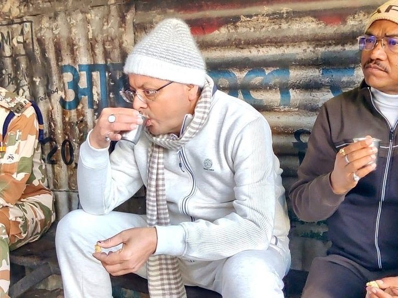 उत्तराखंड: मुख्यमंत्री पुष्कर सिंह धामी ने आईटीबीपी जवानों और स्थानीय लोगों के साथ उठाया चाय का लुत्फ उत्तराखंड: मुख्यमंत्री पुष्कर सिंह धामी ने आईटीबीपी जवानों और स्थानीय लोगों के साथ उठाया चाय का लुत्फ