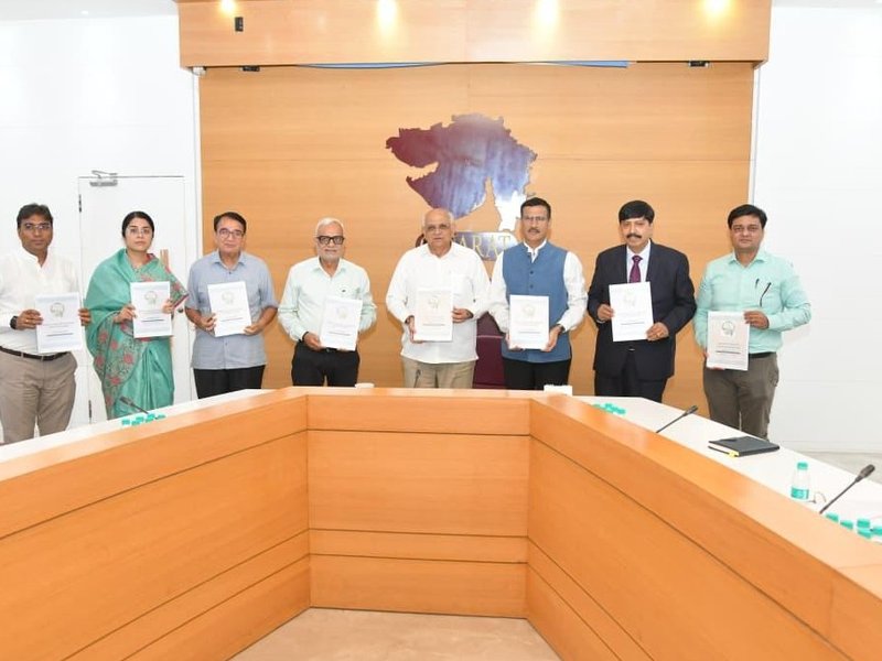 गुजरात : मुख्यमंत्री भूपेंद्र पटेल को गुजरात प्रशासनिक सुधार आयोग की पांचवीं रिपोर्ट सौंपी गई
