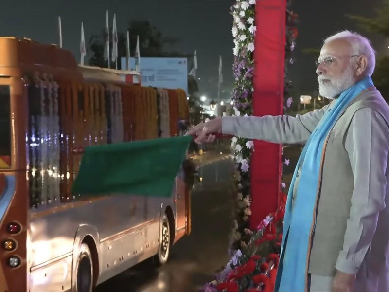 पीएम मोदी ने स्टैच्यू ऑफ यूनिटी पर 30 करोड़ रुपए की लागत से निर्मित 25 नई ई-बसों को दिखाई हरी झंडी